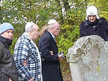 Leo Berney (rechts) zeigt seinen Söhnen, wo seine Großeltern und Urgroßeltern begraben wurden.  Foto: Gerhard Schmidt