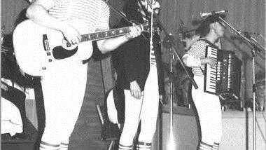 Verblüffende Ähnlichkeit: Klaus Peter Söllners Bruder Franz (links) bei einem Auftritt im Stadtsteinacher Fasching 1986. Foto: BR-Archiv