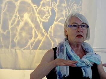 Edelgard Stryzewski-Dullien stellte ihre Arbeiten im Künstlerhaus bei der Vernissage selbst vor und überraschte mit Ein- und Durchsichten zu ihren Werken.  Foto: Norbert Neugebauer