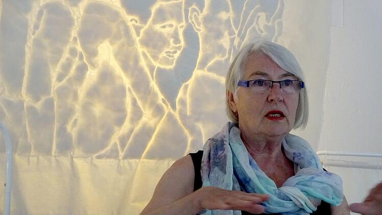 Edelgard Stryzewski-Dullien stellte ihre Arbeiten im Künstlerhaus bei der Vernissage selbst vor und überraschte mit Ein- und Durchsichten zu ihren Werken.  Foto: Norbert Neugebauer