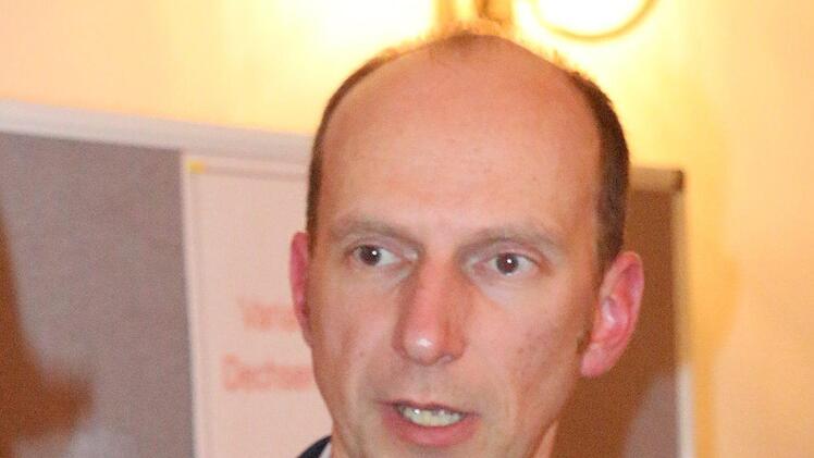 Bei einem "Lokalforum" im Redoutensaal in Erlangen diskutierten Bürger mit Vertretern des Zweckverbands Stadt-Umland-Bahn (StUB) über Varianten der Regnitzquerung.   Im Bild: Florian Gräf,  Technischer Leiter beim Zweckverband StUB  Foto: Christian Bauriedel