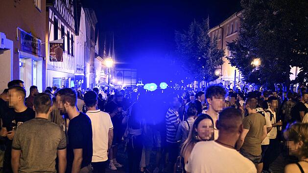 Solche Massenszenen sollen sich in der Oberen Stadt an den nächsten Wochenenden nicht wiederholen. Die Polizei kontrolliert die Einhaltung der Regeln.