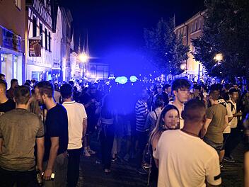 Solche Massenszenen sollen sich in der Oberen Stadt an den nächsten Wochenenden nicht wiederholen. Die Polizei kontrolliert die Einhaltung der Regeln.