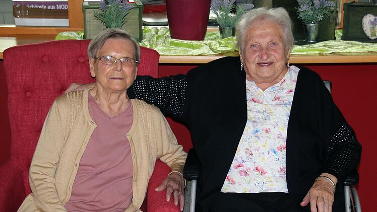 Rita Schlembach (links) und Anni Lehnhard (rechts) wohnen im  Seniorenzentrum Sankt Elisabeth. Sie freuen sich beide, dass es nun wieder  mehr Veranstaltungen geben kann. Foto: Dieter Britz