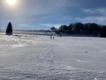 Viele Verst&ouml;&szlig;e gegen die Regeln pr&auml;gten das Wochenende im Naturschutzgebiet Lange Rh&ouml;n. Auch wenn es verlockend aussieht - Schneeschuhg&auml;nger haben hier abseits der erlaubten Wege nichts zu suchen.