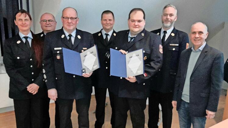 Hans Kögler und Oliver Frieß mit (von links) Kreisbrandmeisterin Jugendarbeit Daniela Wagner, zweitem Kommandant Stefan Mähringer, Kreisbrandrat Thomas Hoffmann, Kreisbrandinspektor Yves Wächter und Bürgermeister Franz Uome.