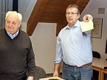 Nachdem Gregor Schmitt das Los gezogen hatte, verkündet Wahlleiter Hans Distler (r.) das Ergebnis.