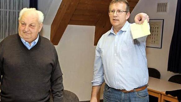 Nachdem Gregor Schmitt das Los gezogen hatte, verkündet Wahlleiter Hans Distler (r.) das Ergebnis.