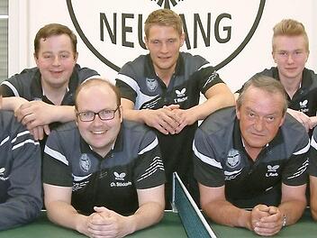 Der DJK-SV Neufang wurde Meister der 2. Kreisliga und steigt somit in die 1. Kreisliga auf. Unser Bild zeigt das erfolgreiche Team mit (hinten von links) Mario Zwosta, Tobias Wachter und Nico Trebes; (vorne von links) Michael Beitzinger, Christian Stöcklein, Lothar Raab und Rainer Kolb. Foto: Hans Franz