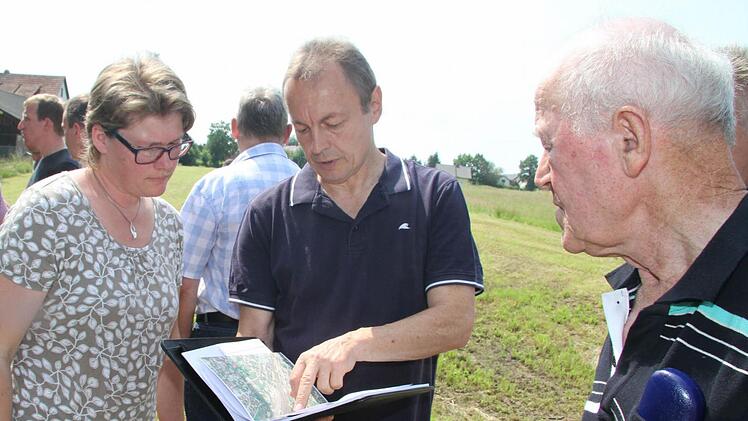Beim Ortstermin im geplanten Neubaugebiet Steigengasse werden die Probleme angesprochen.  Foto: Sonny Adam
