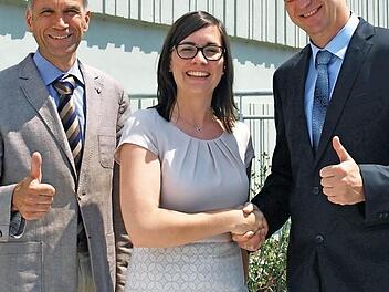 Direktor Frank Dünisch (rechts) und Aus- und Fortbildungsleiter Frank Heusinger gratulierten Melanie Reinisch zu ihrem erfolgreichen Abschluss.  Foto: AOK