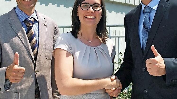 Direktor Frank Dünisch (rechts) und Aus- und Fortbildungsleiter Frank Heusinger gratulierten Melanie Reinisch zu ihrem erfolgreichen Abschluss.  Foto: AOK