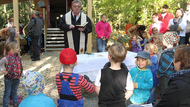 Pfarrer Rudolf Scharf segnete die Einrichtung.