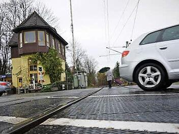 Rumpelstrecke: Der Bahnübergang in der Eisfelder Straße ist für viele Autofahrer ein Ärgernis - doch die versprochenen Verbesserungen der Bahn lassen auf sich warten. Foto: Berthold Köhler