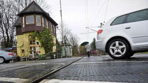 Rumpelstrecke: Der Bahnübergang in der Eisfelder Straße ist für viele Autofahrer ein Ärgernis - doch die versprochenen Verbesserungen der Bahn lassen auf sich warten. Foto: Berthold Köhler