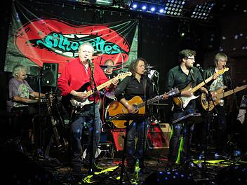 Die "Silhouettes" mit (von links) Tim Taylor, Werner Pöhlmann, Klaus Seifert, Christine Lösch, Matthias Amm und Reinhard Hertrich wollen es in Modschiedel am 24. Februar mit Beat- und Rockoldies krachen lassen, aber auch leisere Töne anschlagen. Stephan Stöckel