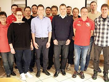 Mit einem neuen Dritten Vorsitzenden und teilweise neuen Kräften im Vereinsausschuss präsentierte sich der Vorstand des SV Heilgersdorf nach den Neuwahlen (von rechts): Vorsitzender Udo Scharpf, Florian Rossbach (neu), Zweiter Vorsitzender Bernd Moser, Dennis Thau (neu), Thomas Klinner, Volker Leffer, Ralf Popp, Peter Steinert (neu), Marco Schramm, Bernd Autsch, Jürgen Schramm, Lena Kolenda (neu), Jens Hartmann und Angelika Heubner. Es fehlen: Diana Mattigk und Simon Öckler.  Fotos: Bettina K...