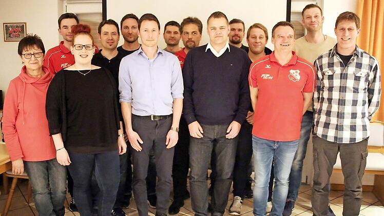 Mit einem neuen Dritten Vorsitzenden und teilweise neuen Kräften im Vereinsausschuss präsentierte sich der Vorstand des SV Heilgersdorf nach den Neuwahlen (von rechts): Vorsitzender Udo Scharpf, Florian Rossbach (neu), Zweiter Vorsitzender Bernd Moser, Dennis Thau (neu), Thomas Klinner, Volker Leffer, Ralf Popp, Peter Steinert (neu), Marco Schramm, Bernd Autsch, Jürgen Schramm, Lena Kolenda (neu), Jens Hartmann und Angelika Heubner. Es fehlen: Diana Mattigk und Simon Öckler.  Fotos: Bettina K...