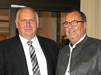 Bürgermeister Jürgen Kohmann (links) überreicht dem ehemaligen Leiter des Standesamts, Wolfgang Jung, die Ruhestandsurkunde.  Foto: Markus Drossel