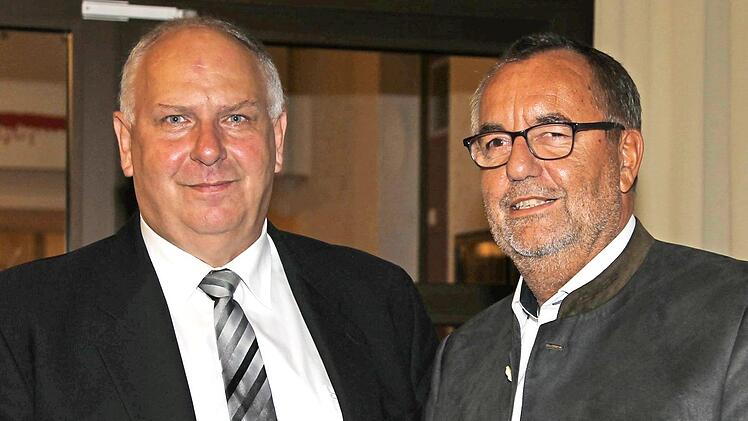 Bürgermeister Jürgen Kohmann (links) überreicht dem ehemaligen Leiter des Standesamts, Wolfgang Jung, die Ruhestandsurkunde.  Foto: Markus Drossel