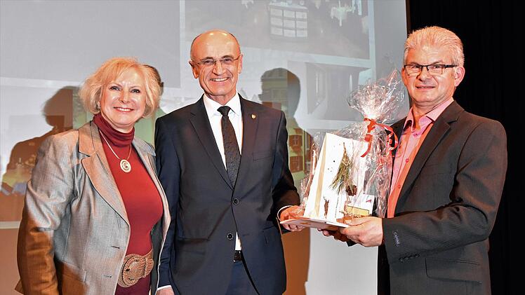 Günter Zehrer von der FFW Uchenhofen gewann den großen Sonderpreis, einen Hotelgutschein im Wert von 400 Euro. Unser Bild zeigt (von links) Juliane Freund vom Bayerischen Staatsministerium für Arbeit und Sozialordnung, Landrat Wilhelm Schneider und Günter Zehrer.