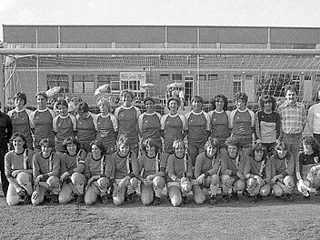 Recht unglücklich verloren die Fußballerinnen des FC Hammelburg das Spiel gegen FC 05 Schweinfurt in der 91. Minute mit 1:0. Hintere Reihe (von links): die Mannschaft aus Schweinfurt mit Trainer Harald Schmitt, Anita Full, Edelgard Weigand, Christiane Rückert, Anita Neubert, Andrea Friedrich, Evi Wirtelorz, Birgit Hartwig, Barbara Scholl, Monika Suckfüll, Christine Zenker, Anita Jeschkeit, Doris Schömig und Co.-Trainer Emil Full. Vorne die Mannschaft des FC Hammelburg mit (von links) Hildegar...
