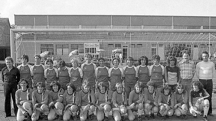 Recht unglücklich verloren die Fußballerinnen des FC Hammelburg das Spiel gegen FC 05 Schweinfurt in der 91. Minute mit 1:0. Hintere Reihe (von links): die Mannschaft aus Schweinfurt mit Trainer Harald Schmitt, Anita Full, Edelgard Weigand, Christiane Rückert, Anita Neubert, Andrea Friedrich, Evi Wirtelorz, Birgit Hartwig, Barbara Scholl, Monika Suckfüll, Christine Zenker, Anita Jeschkeit, Doris Schömig und Co.-Trainer Emil Full. Vorne die Mannschaft des FC Hammelburg mit (von links) Hildegar...