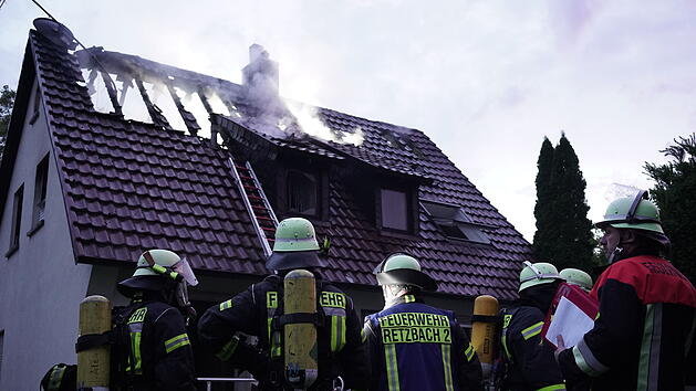 Blitz schl&auml;gt in Haus ein: Wohnhaus ger&auml;t bei Unwetter in Brand