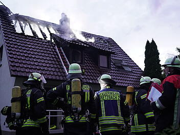 Blitz schlägt in Haus ein: Wohnhaus gerät bei Unwetter in Brand