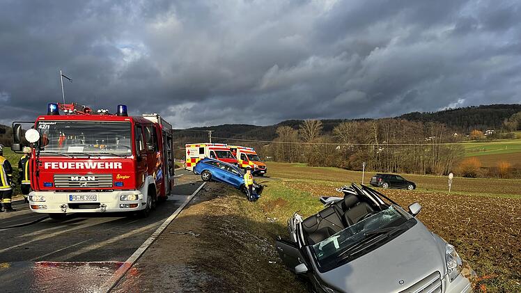 F&uuml;nf Verletzte nach hefigem Zusammensto&szlig;: Feuerwehr muss Beifahrerin retten