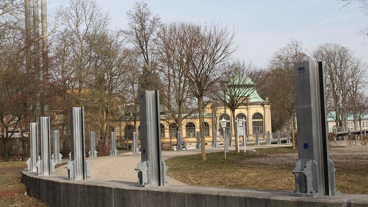 Die Pfähle des Hochwasserschutzes bleiben vorerst stehen.