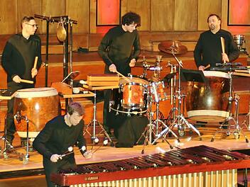 Elbtonal Percussion mit großem Instrumentarium: Andrej Kauffmann, Jan-Frederick Behrend, Stephan Krause, Sönke Schreiber. Foto: Werner Vogel