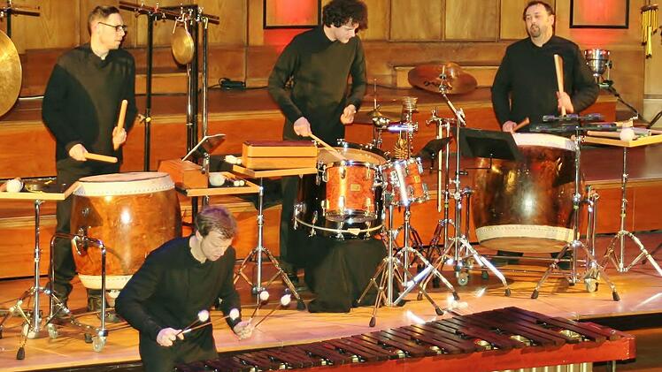 Elbtonal Percussion mit großem Instrumentarium: Andrej Kauffmann, Jan-Frederick Behrend, Stephan Krause, Sönke Schreiber. Foto: Werner Vogel