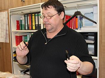 Die neuen Barcode-Lesestifte für die Wahlhelfer sind in der Eberner Verwaltung schon eingetroffen.