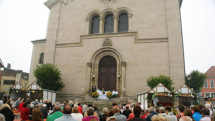 Eindrucksvoll war der Freiluftgottesdienst mit dem Altar auf den Stufen der Stadtpfarrkirche, zelebriert von Pfarrer Thomas Klemm und mitgestaltet von den beiden Vorsitzenden des OGV Manfred Krönert und Diana Heil-Stark.