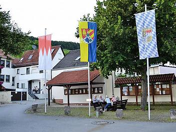Der Dorfplatz in Ramsthal lädt zum Verweilen ein. Im Ortskern ist ein Standort für Mitfahrgelegenheiten geplant. Dafür sollen zwei Parkbänke installiert werden. Zwei weitere Parkbänke werden als Reserve besorgt. Darauf hat sich der Gemeinderat geeinigt.  Foto: Nicolas Thoma