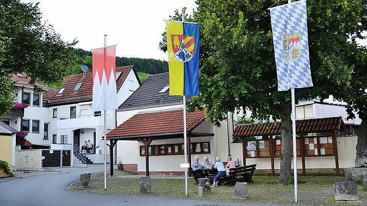 Der Dorfplatz in Ramsthal lädt zum Verweilen ein. Im Ortskern ist ein Standort für Mitfahrgelegenheiten geplant. Dafür sollen zwei Parkbänke installiert werden. Zwei weitere Parkbänke werden als Reserve besorgt. Darauf hat sich der Gemeinderat geeinigt.  Foto: Nicolas Thoma