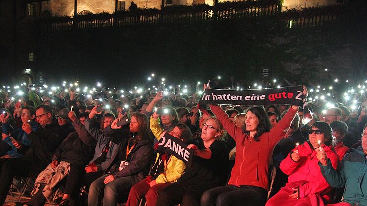Hunderte Handys erhellten die Nacht und sorgten beim Abschiedssong der "Wise Guys" für eine besondere Stimmung. Foto: Sonny Adam