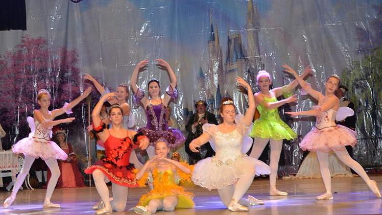 Szene aus der märchenhaften Ballett-Aufführung  "Dornröschen" im Kronacher Kreiskulturraum: Die Feen freuen sich auf das Tauffest.