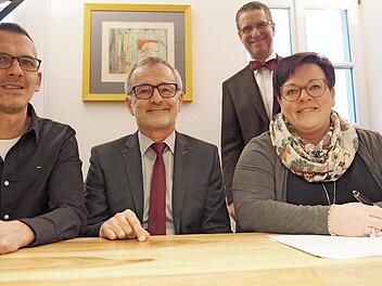 Vertragsunterzeichnung bei Notar Jens Eue (hinten) durch die beiden neuen Geschäftsführer Jürgen Wirth und Horst Feulner sowie Simone Franke vom Bürgerverein 4. Distrikt (v.l.) Foto: Pressestelle Stadt Bamberg