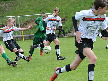 Gegen Großbardorf zeigt die JFG Sinntal/Schondratal mit Daniel Schill (links), Elias Schäfer und Lorenz Schäfer einen beeindruckenden Kampf, verliert das Halbfinale aber knapp mit 3:4 und wird am Ende Dritter beim U15-Baupokal.ssp