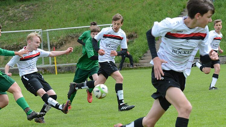 Gegen Großbardorf zeigt die JFG Sinntal/Schondratal mit Daniel Schill (links), Elias Schäfer und Lorenz Schäfer einen beeindruckenden Kampf, verliert das Halbfinale aber knapp mit 3:4 und wird am Ende Dritter beim U15-Baupokal.ssp