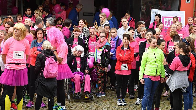 Ursprünglich war der Pinklauf als Frauenlauf gedacht. Die große Mehrheit sind tatsächlich Läuferinnen. Allerdings unterstützten von Anfang an auch Männer das Anliegen. Manche verkleiden sich dafür aufwendig. Andere verzichten bewusst auf ein Kostüm. Foto: Archiv/Ronald Rinklef