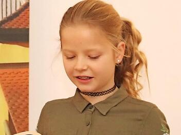 Das neue Adelsdorfer Christkind Vera liest eine Weihnachtsgeschichte vor.  Foto: Johanna Blum