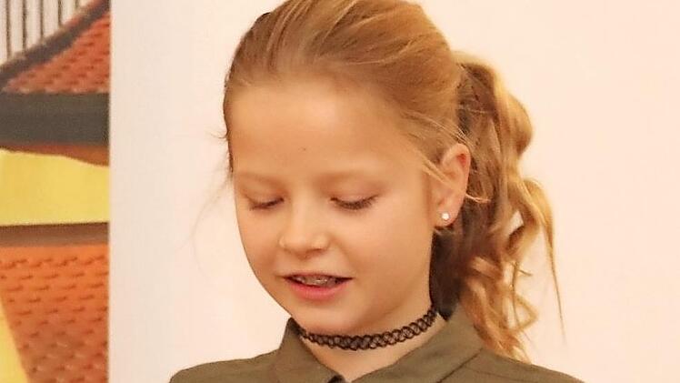 Das neue Adelsdorfer Christkind Vera liest eine Weihnachtsgeschichte vor.  Foto: Johanna Blum