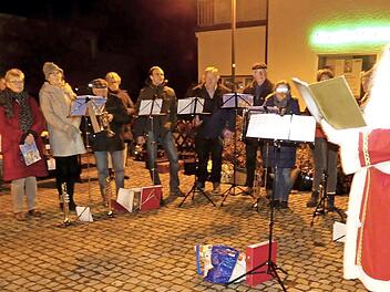 Der Nikolaus (Ralf Butzmann) hatte beim Adventsfenster auf dem Marktplatz einige flotte Sprüche parat.  Foto: Dieter Hübner