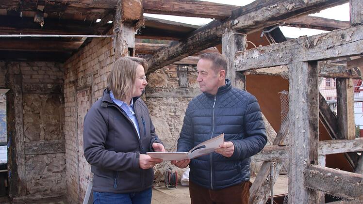 Architektin Annette Putz beim Baustellentermin mit Bürgermeister Bernd Steinhäuser.