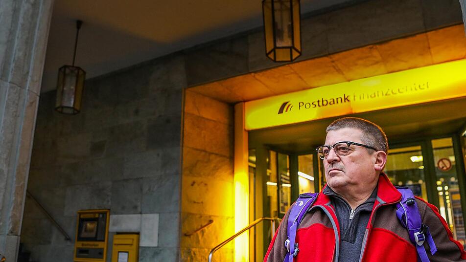Musste lange Umwege in Kauf nehmen, um sein Päckchen abzuholen: Günther Oltsch vor der Promenadenpost Foto: Barbara Herbst