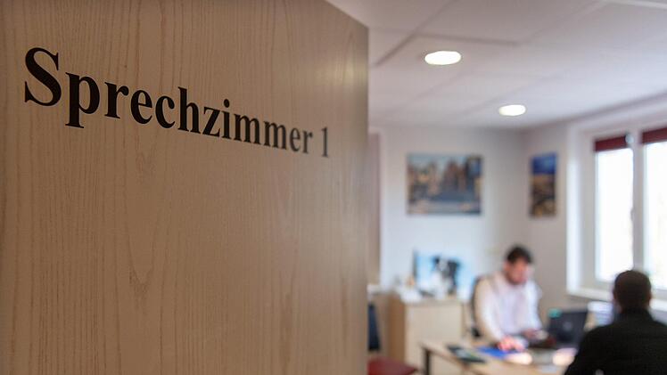 Im oberfränkischen Goldkronach musste eine Arztpraxis wegen Corona-Verdacht schließen. Das Team wurde getestet, nun liegt das Ergebnis vor. Symbolfoto: Monika Skolimowska/dpa
