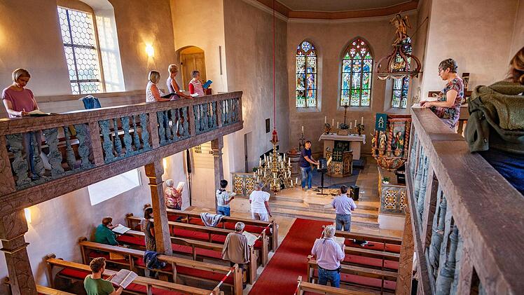 Einen kurzen Sommer lang durfte die Kantorei Haßberge proben. Hier ein Bild von einer Probe in der Kirche in Burgpreppach. Fotos: Doreeen Streng/ privat